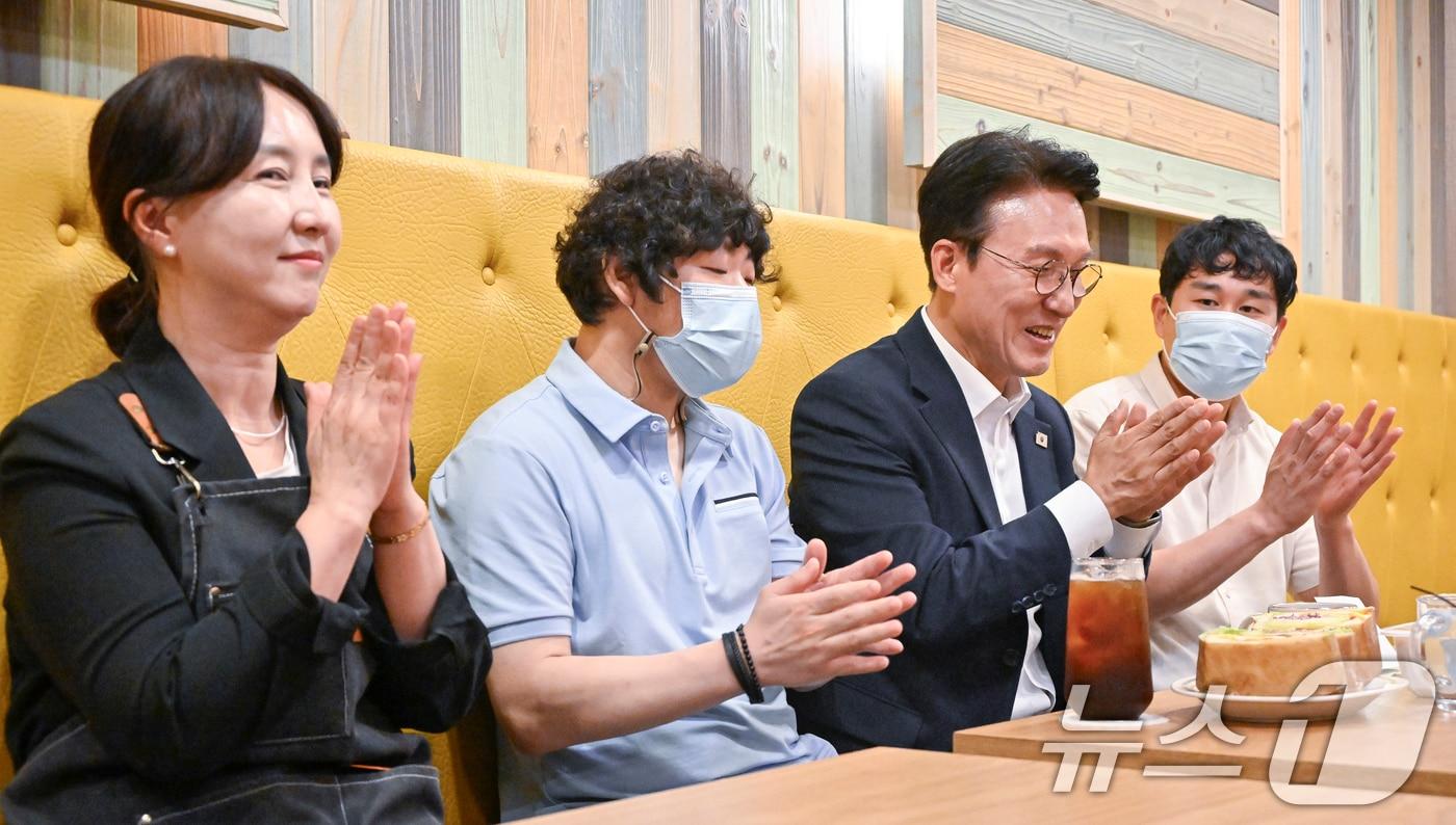 김민석 국무총리 후보자가 19일 서울 영등포구 꿈더하기 사회적협동조합에서 열린 발달장애인 일자리 현장 간담회서 참석자들과 손뼉을 치고 있다. (공동취재) ⓒ News1 오대일 기자