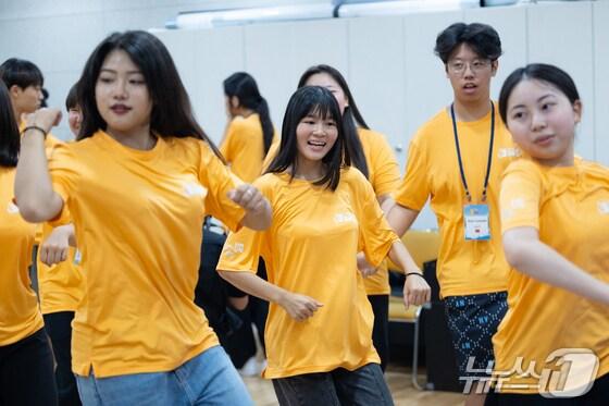 본문 이미지 - 지난해 8월 김해에서 열린 동아시아 청소년 문화제에 참여한 한중일 청소년들이 k-pop 댄스 경연대회를 위해 춤을 연습하고 있다.&#40;김해시 제공. 재판매 및 DB금지&#41;