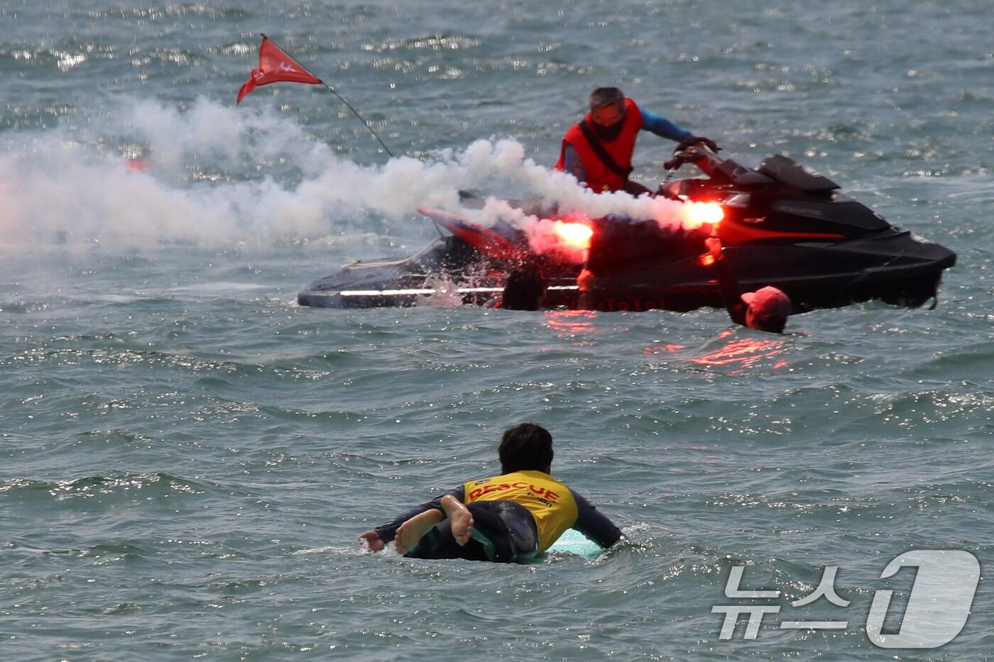 19일 부산 해운대구 송정해수욕장에서 부산해경과 서프구조대가 해수욕장 개장에 대비해 인명구조 훈련을 하고 있다.  2025.6.19/뉴스1 ⓒ News1 윤일지 기자