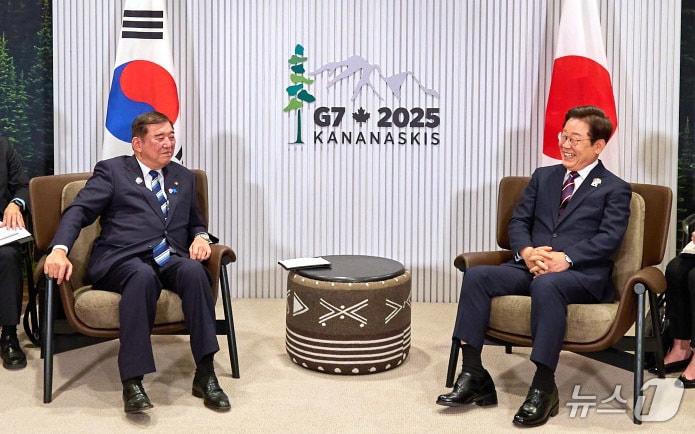 본문 이미지 - 이재명 대통령이 17일&#40;현지시간&#41; 캐나다 앨버타주 캐내내스키스 주요 7개국&#40;G7&#41; 정상회의장에서 이시바 시게루 일본 총리와 한·일 정상회담을 하고 있다. &#40;대통령실 제공. 재판매 및 DB 금지&#41; 2025.6.19/뉴스1 ⓒ News1 박지혜 기자