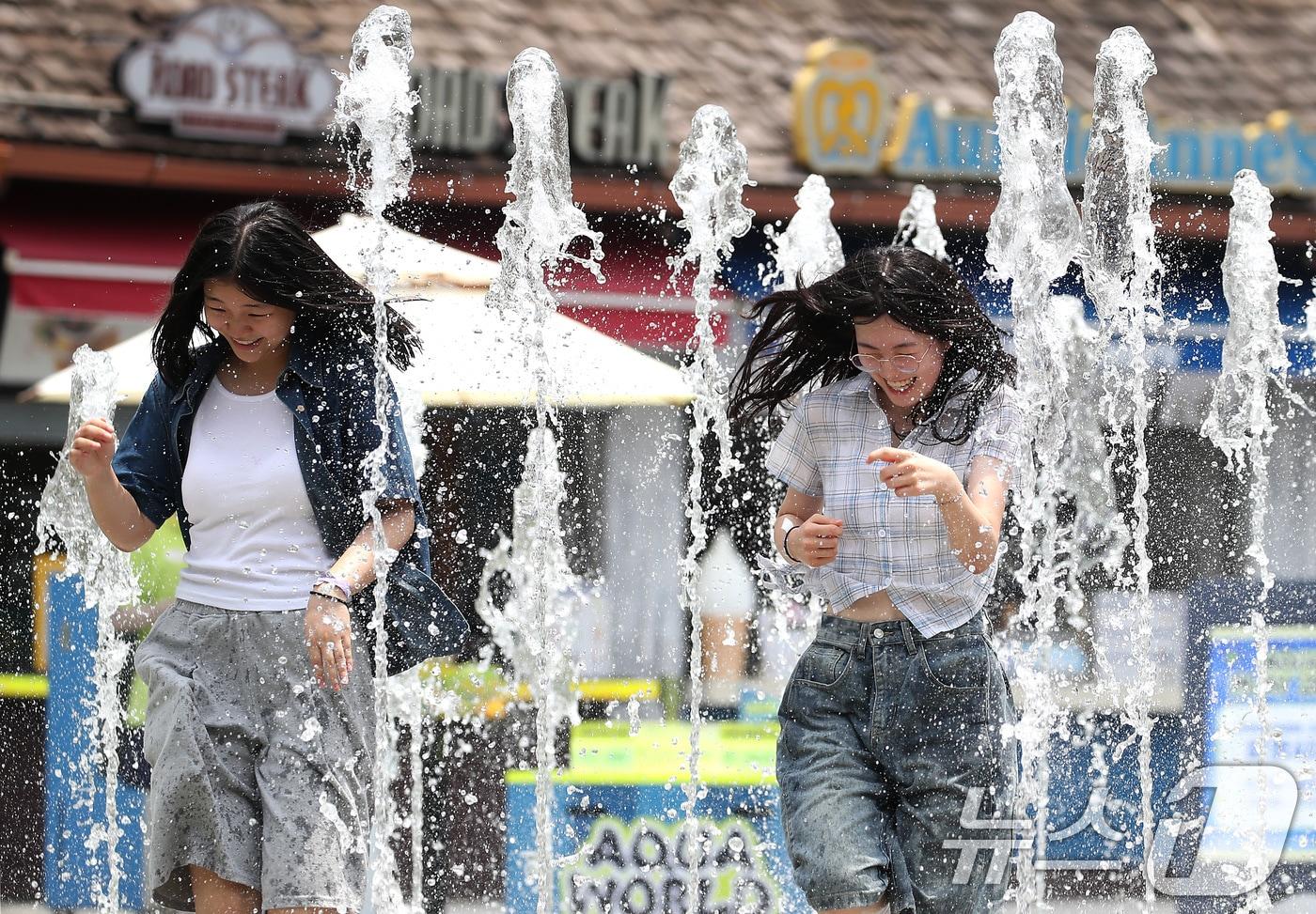 본격적인 장마를 앞두고 30도를 넘는 무더위가 이어진 19일 대구 달서구 테마파크 이월드를 찾은 여학생들이 바닥분수 물줄기 사이를 달리며 더위를 식히고 있다. 2025.6.19/뉴스1 ⓒ News1 공정식 기자