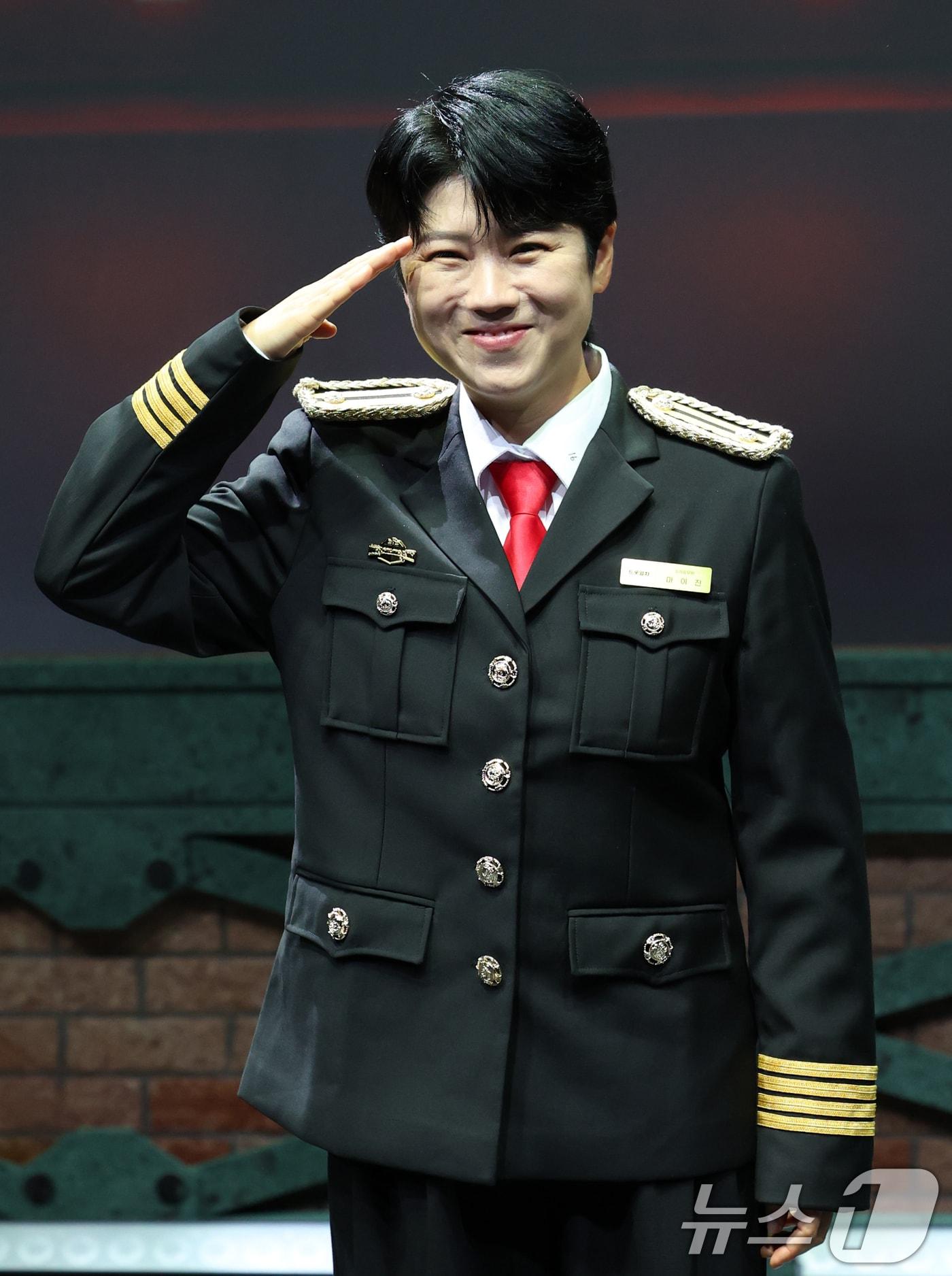 본문 이미지 - 가수 마이진이 19일 오후 서울 종로구 CGV피카디리1958에서 열린 뮤직쇼 '트롯열차-피카디리역'의 프레스콜에서 포즈를 취하고 있다. '트롯열차-피카디리역'(이하 '트롯열차')은 스크린과 무대 고연이 합쳐진 새로운 형태의 무대로, 1970년대부터 2000년대까지 시대별 명곡 15곡으로 구성한 주크박스 형태의 공연이다. 2025.6.19/뉴스1 ⓒ News1 권현진 기자