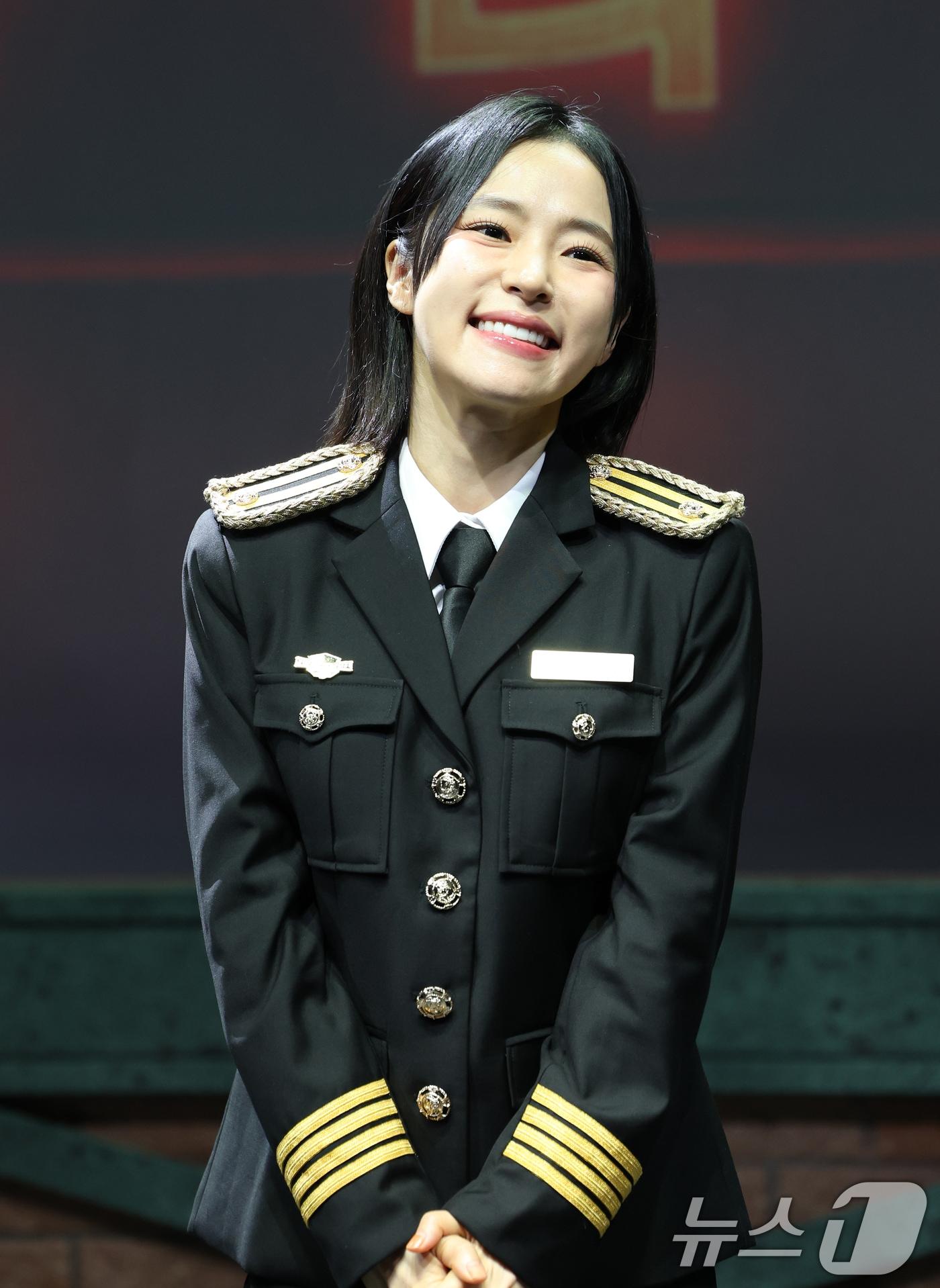 본문 이미지 - 가수 홍자가 19일 오후 서울 종로구 CGV피카디리1958에서 열린 뮤직쇼 '트롯열차-피카디리역'의 프레스콜에서 미소를 짓고 있다. '트롯열차-피카디리역'(이하 '트롯열차')은 스크린과 무대 고연이 합쳐진 새로운 형태의 무대로, 1970년대부터 2000년대까지 시대별 명곡 15곡으로 구성한 주크박스 형태의 공연이다. 2025.6.19/뉴스1 ⓒ News1 권현진 기자