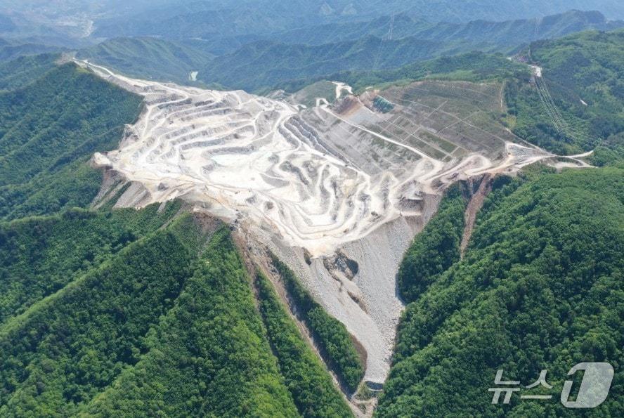 본문 이미지 - 강원 강릉시 옥계면 자병산 석회광산 전경. 신규 채광지의 경우 2049년까지 채광이 예정돼 있다.(녹색연합 제공, 재판매 및 DB 금지) 2025.6.19/뉴스1
