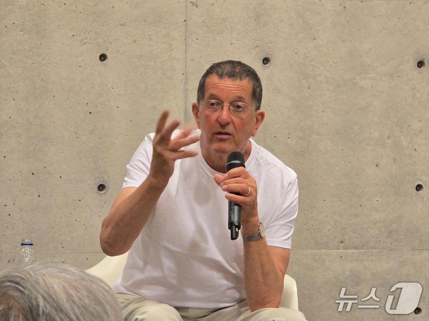 본문 이미지 - 19일 영국 출신 현대조각의 거장 안토니 곰리가 대규모 개인전 '드로잉 온 스페이스'(Drawing on Space)개최를 앞두고 기자간담회를 진행하고 있다. ⓒ 뉴스1 김정한 기자