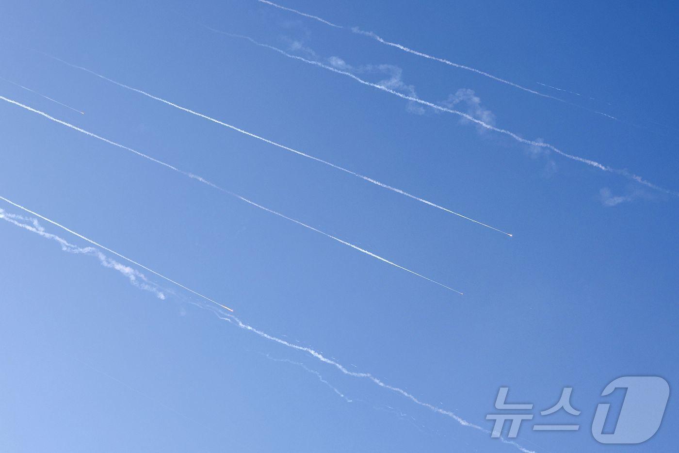 19일 이스라엘에 대한 이란의 미사일 공격이 다시 시작되면서 이스라엘 해안 도시 네타냐 상공에 로켓 자국이 보이고 있다. 이스라엘 군은 이란에서 날아오는 미사일을 감지했다고 발표하면서 6월 19일 이른 아침 이스라엘 전역에 사이렌이 울렸다. 2025.6.19 ⓒ AFP=뉴스1 ⓒ News1 강민경 기자