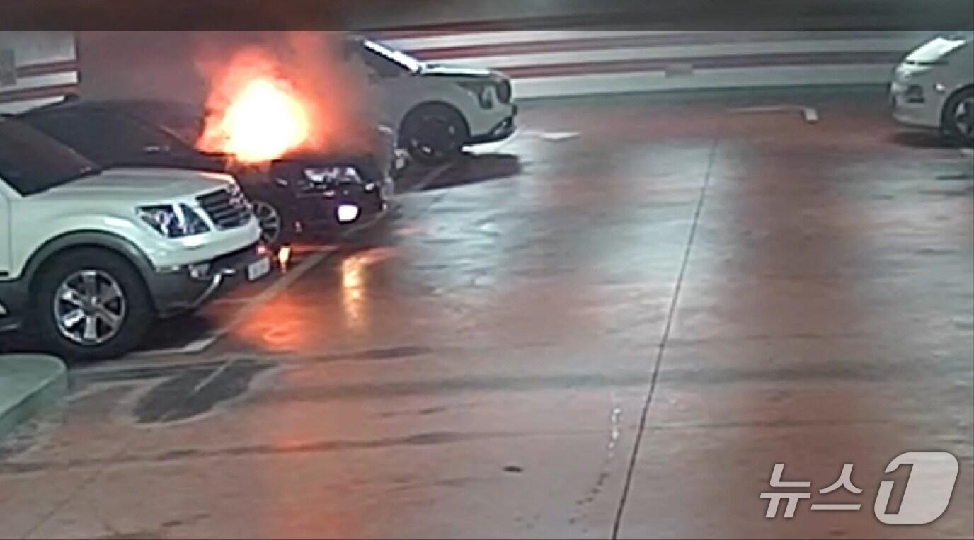 본문 이미지 - 19일 오전 9시59분께 대전 우송정보대학 지하주차장 1층에서 차량 화재가 발생해 16분 만에 꺼졌다.(대전소방본부 제공) /뉴스1