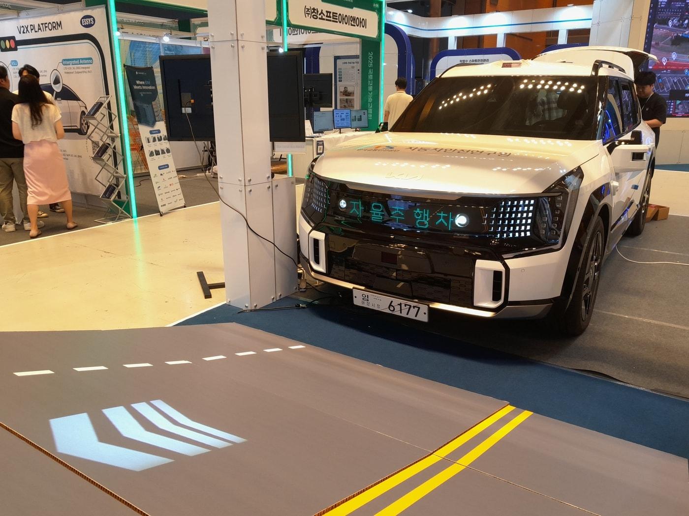 본문 이미지 - 교통안전공단 자율주행차 전시 모습.(한국교통안전공단 제공)