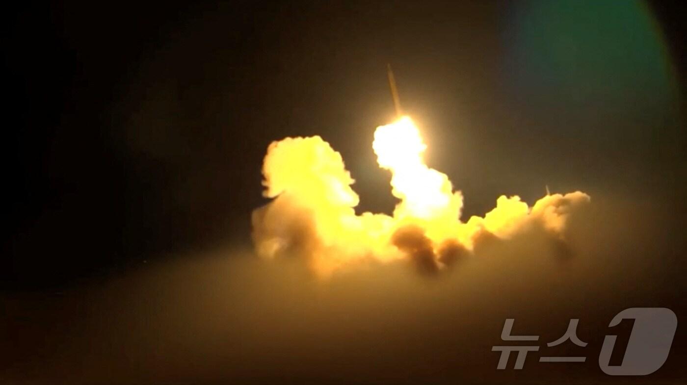 18일(현지시간) 이란 혁명수비대가 이스라엘로 발사한 미사일이 불을 뿜으며 날아오르고 있다. 사진은 이란 WANA통신이 공개한 영상 갈무리. 2025.06.19 ⓒ 로이터=뉴스1 ⓒ News1 김지완 기자