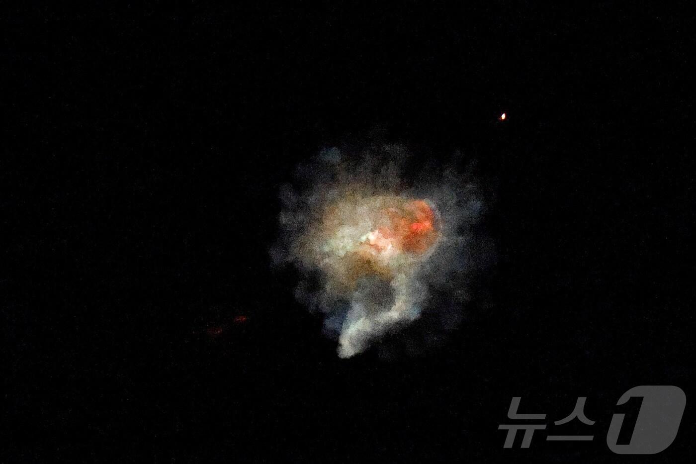 18일(현지시간) 이스라엘 아슈켈론 상공에서 아이언돔 방송 시스템에 의해 요격되는 이란 미사일. 요격 미사일은 적 미사일에 근접해 공중에서 폭발하며 파편을 퍼뜨려 상대 미사일을 파괴한다. 특히 야간이나 해질 무렵 기이한 모습을 보인다. 2025.06.19. ⓒ 로이터=뉴스1 ⓒ News1 권영미 기자