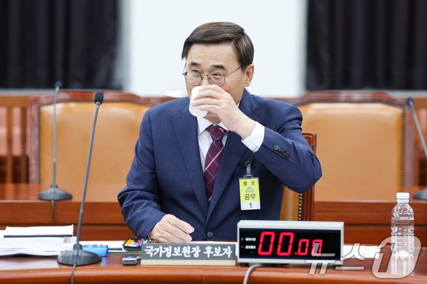 이종석 국가정보원장 후보자가 19일 오후 서울 여의도 국회 정보위원회 회의실에서 대북·안보 관련 질의를 위해 비공개로 속개된 인사청문회에 출석해 물을 마시고 있다. 2025.6.19/뉴스1 ⓒ News1 안은나 기자