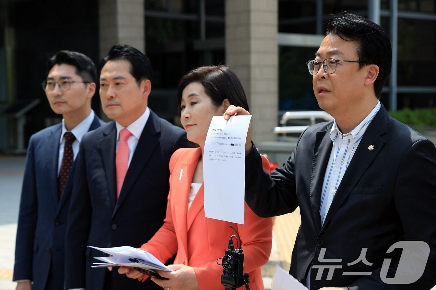 곽규택 의원이 김민석 당시 국무총리 후보자 출입국 자료제출 거부 사유 확인 및 제출 촉구를 위해 법무부 출입국외국인정책본부 방문에 앞서 법무부의 자료 제출 어려움에 대한 답변서를 들어 보이고 있다. 2025.6.19/뉴스1 ⓒ News1 박정호 기자