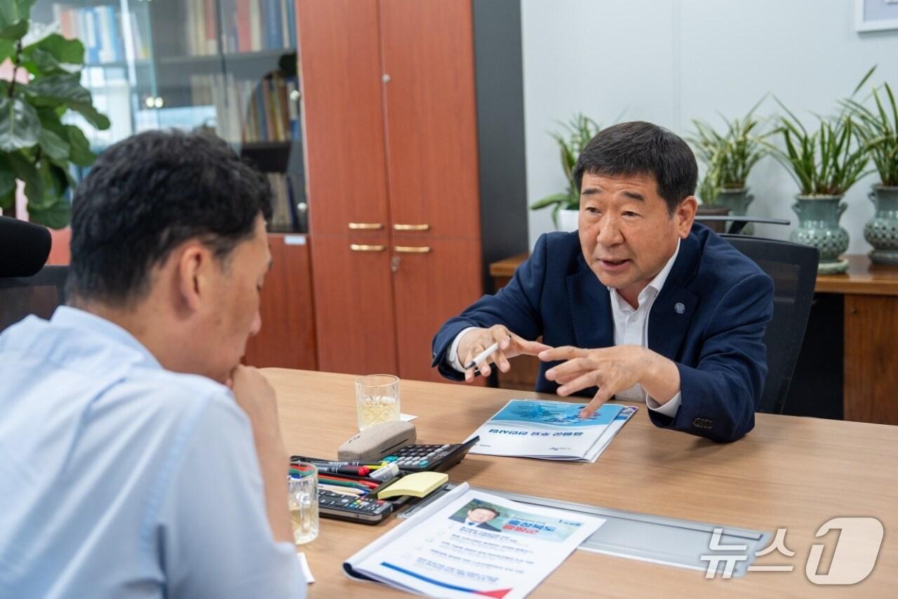 본문 이미지 - 이재영 충북 증평군수가 지역 현안사업 재원확보를 위해 19일 행정안전부 하종목 지방재정국장을 만나 교부세 제도개선과 특별교부세 지원을 요청했다.(증평군 제공, 재판매 및 DB금지)/뉴스1