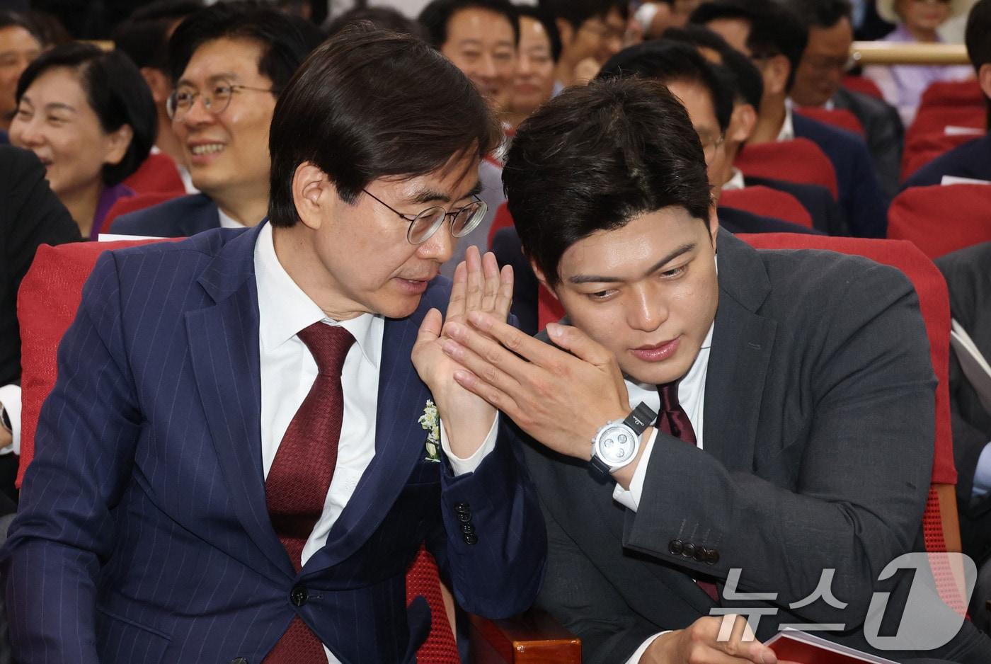 김용태 국민의힘 비상대책위원장과 조경태 의원이 지난 6월 19일 오후 서울 여의도 국회 의원회관에서 열린 '체코 원전수주의 의미와 우리 원전 산업계의 나아갈 방향' 정책토론회에 참석해 대화하고 있다. 2025.6.19/뉴스1 ⓒ News1 이광호 기자