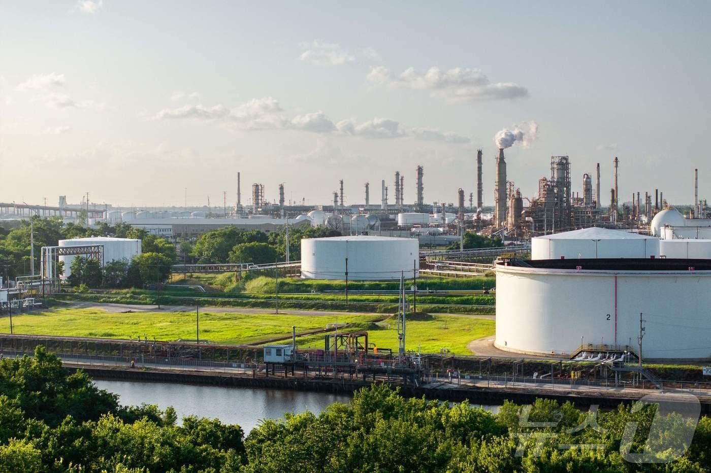 본문 이미지 - 18일(현지시간) 미국 텍사스주 휴스턴의 라이온델바젤 휴스턴 정유소 모습.  ⓒ AFP=뉴스1