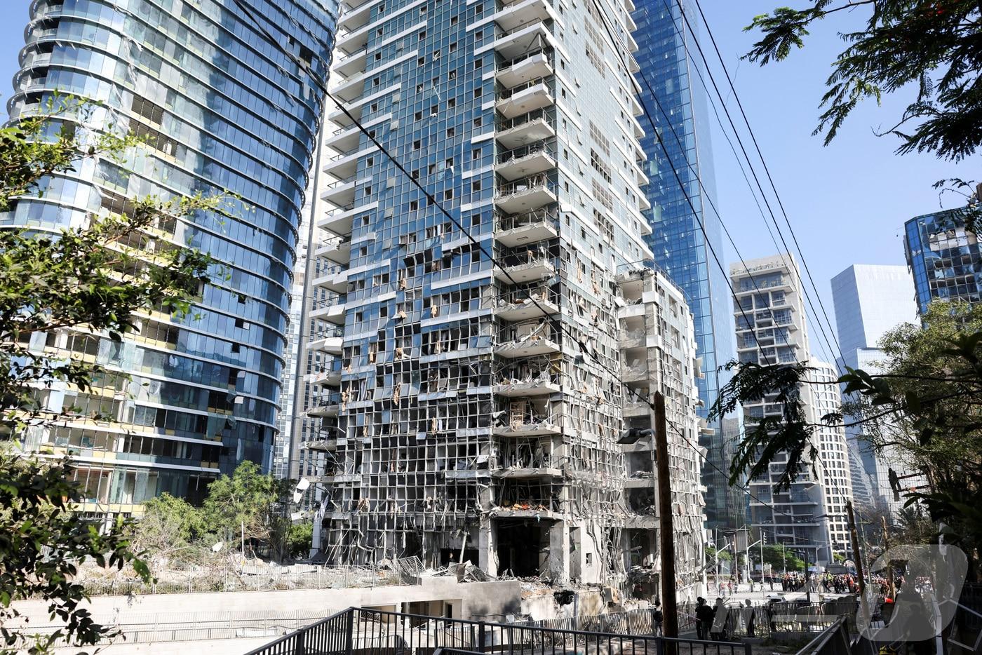 19일(현지시간) 이스라엘 텔아비브 동쪽에 위치한 라마트간의 한 건물이 이란의 미사일 공격으로 큰 피해를 입은 모습. 2025.06.19 ⓒ 로이터=뉴스1 ⓒ News1 김지완 기자