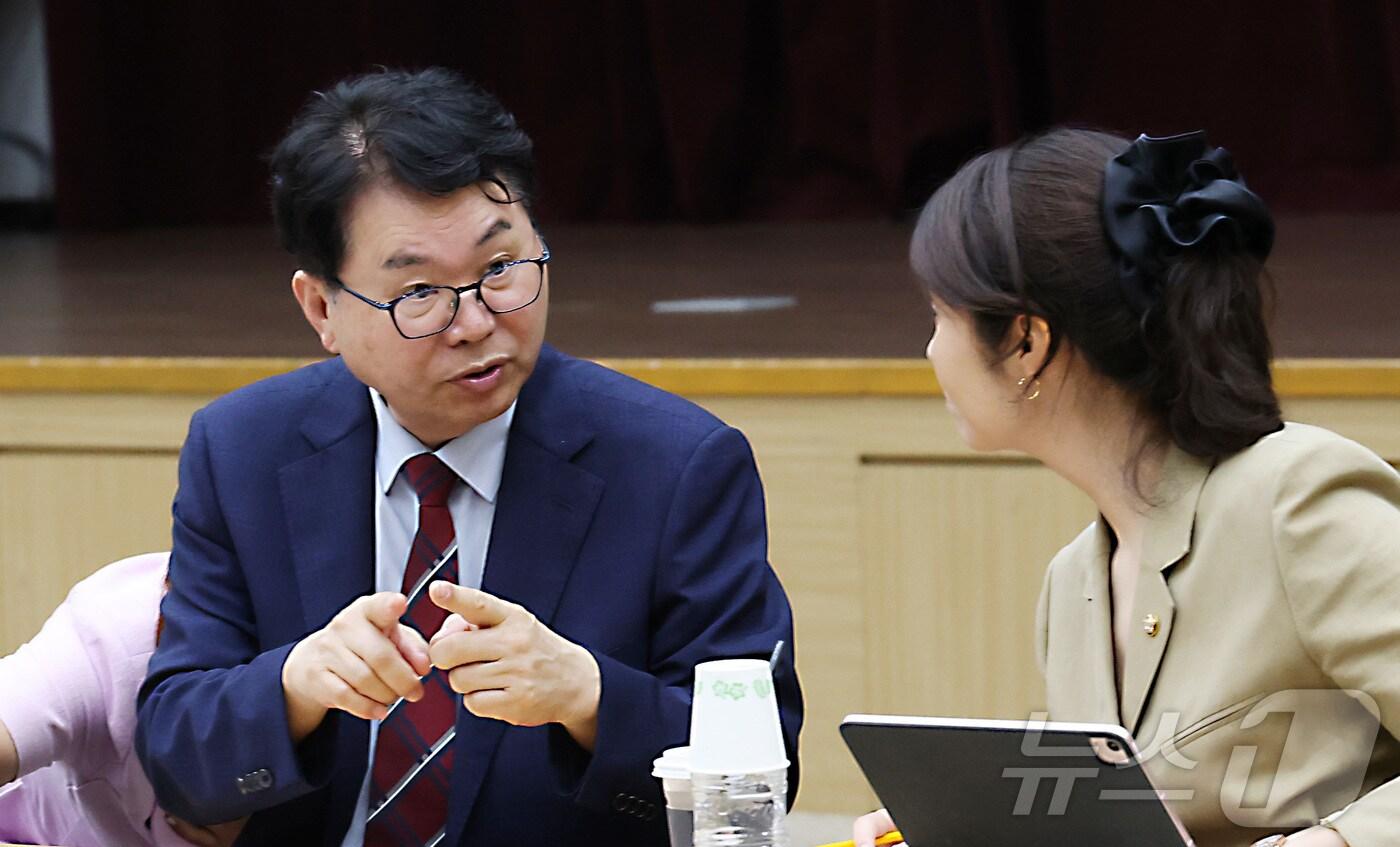 이한주 국정기획위원회 위원장&#40;왼쪽&#41;이 19일 오후 세종시 정부세종컨벤션센터에서 열린 국정기획위원회 고용노동부 업무보고에 참석하여 강선우 의원과 이야기를 나누고 있다. 2025.6.19/뉴스1 ⓒ News1 김기남 기자