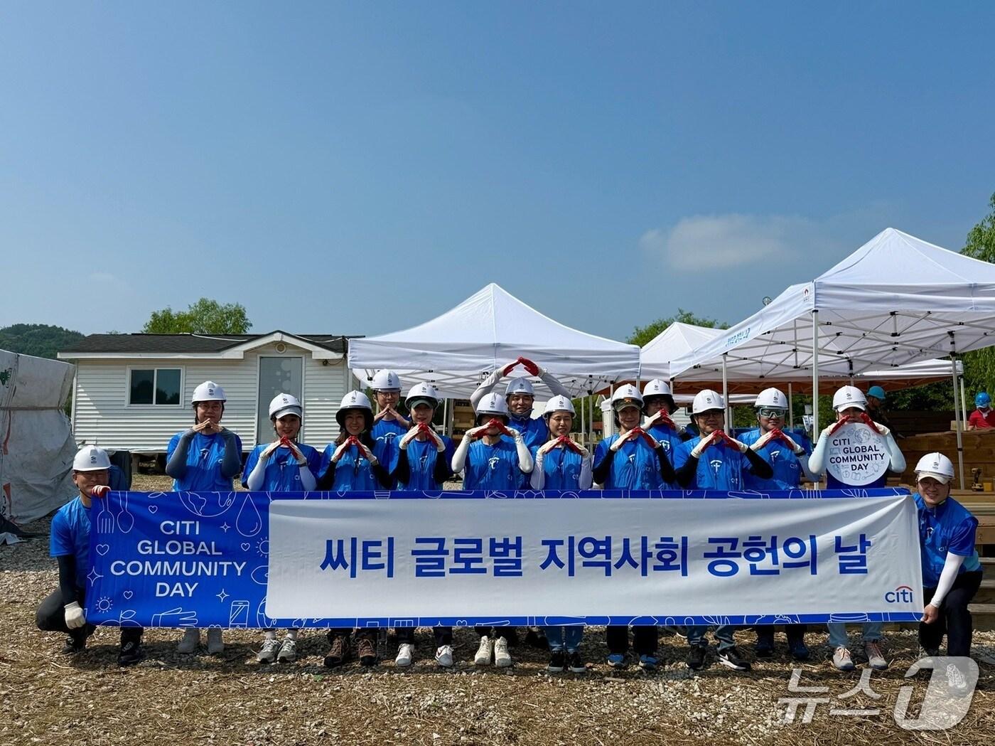 본문 이미지 - 한국씨티은행은 18일 충남 천안 해비타트스쿨에서 산불 피해 지역 주민들을 위한 임직원 희망의 집짓기 활동을 진행했다고 19일 밝혔다.(한국씨티은행 제공)