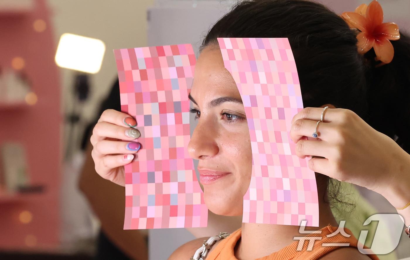 서울 중구 DDP에서 열린 2025 코리아뷰티페스티벌를 찾은 외국인 관광객이 퍼스널컬러 찾기 체험을 하고 있다. 2025.6.19/뉴스1 ⓒ News1 장수영 기자