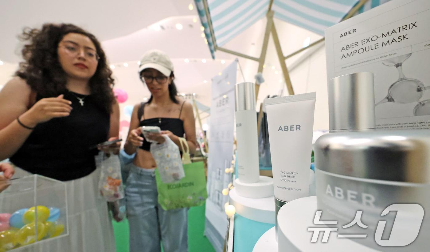 19일 오후 서울 중구 DDP에서 열린 2025 코리아뷰티페스티벌를 찾은 외국인 관광객들이 화장품 체험을 하고 있다. 2025.6.19/뉴스1 ⓒ News1 장수영 기자