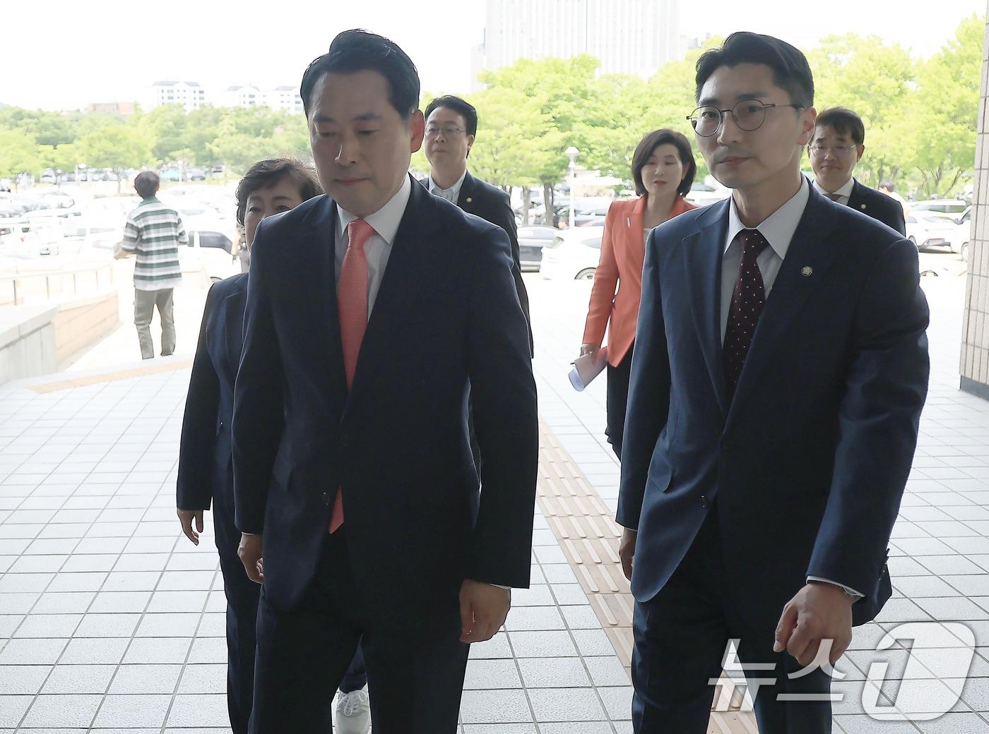 본문 이미지 - 장동혁 국민의힘 당대표가 박준태 의원과 지난 19일 오후 경기도 정부과천청사 법무부 출입국외국인정책본부로 김민석 국무총리 후보자 출입국 자료제출 거부 사유 확인 및 제출 촉구를 위해 들어가고 있다. 2025.6.19/뉴스1 ⓒ News1 박정호 기자