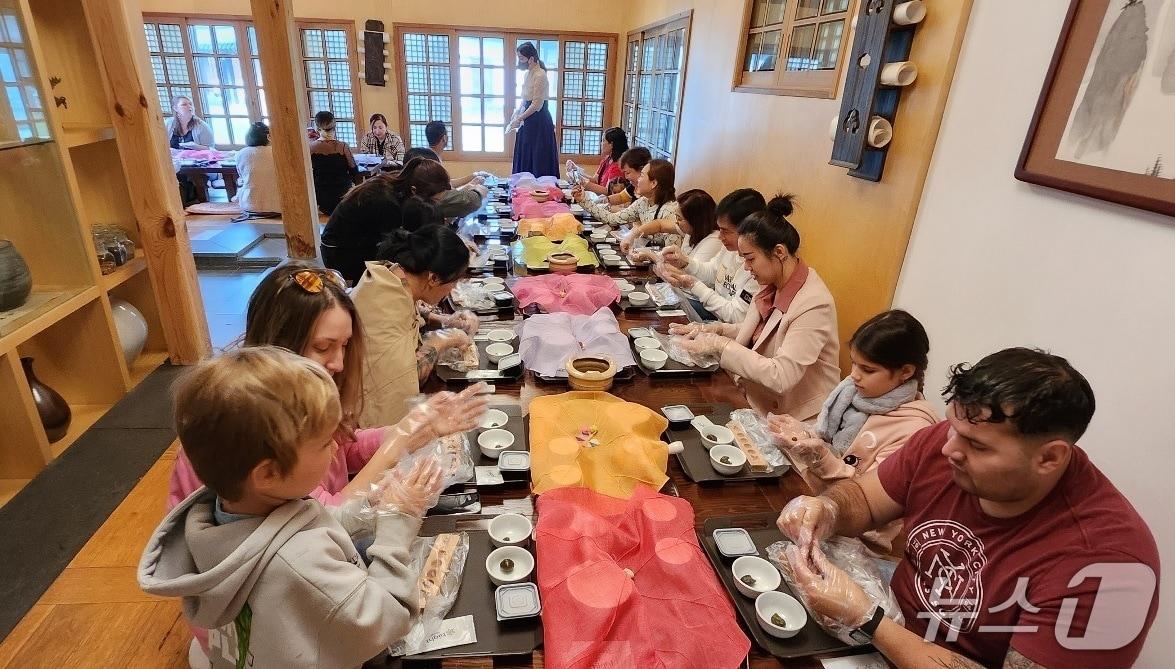 본문 이미지 - 하이원리조트를 체험 중인 외국인 투숙객들(강원래드 제공)