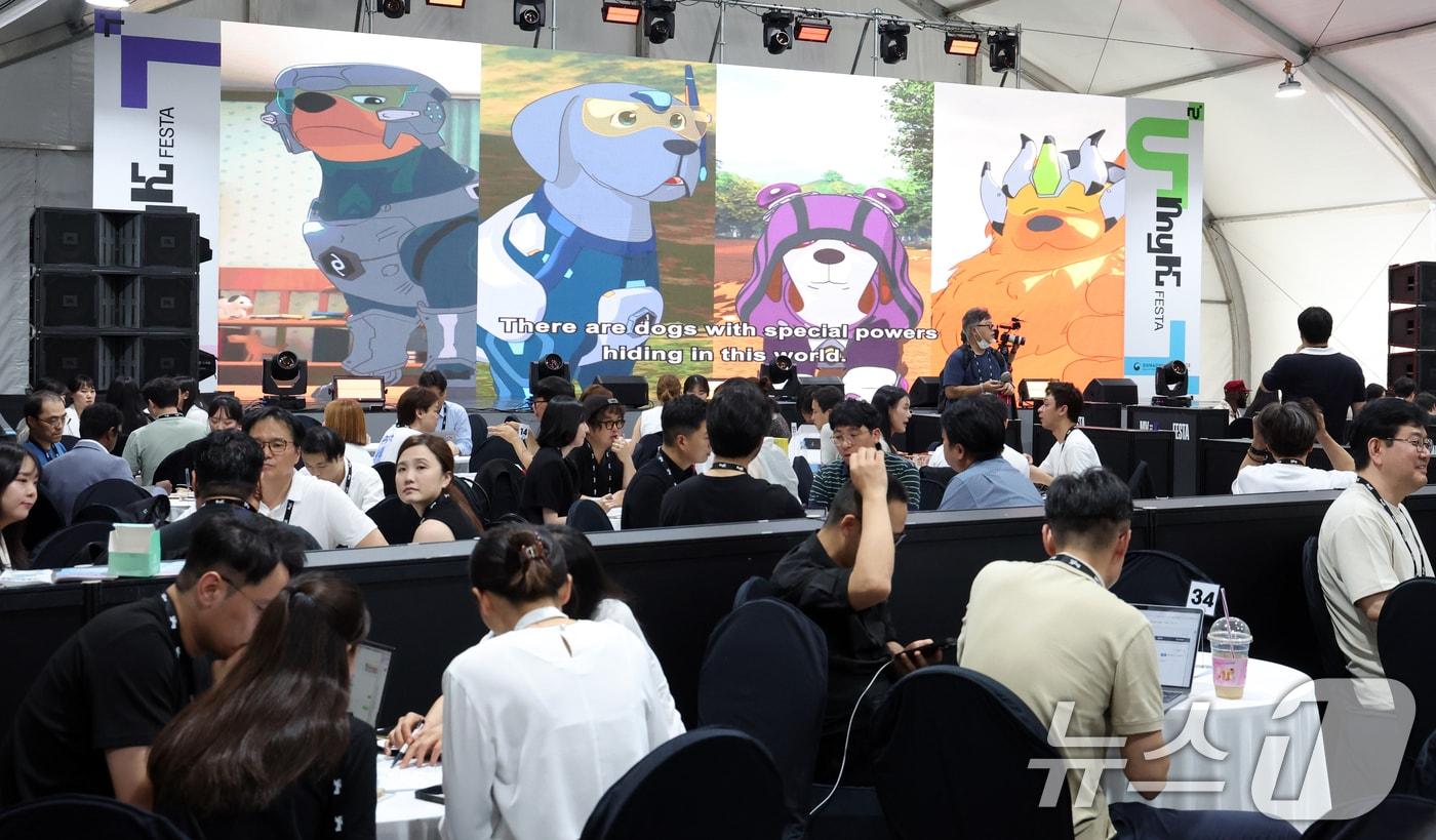 19일 서울 송파구 올림픽공원 한얼광장 Myk돔에서 열린 수출상담회에서 해외 진출을 모색하는 국내 160개 기업과 해외 구매자 170여명이 미팅을 하고 있다.  (사진은 기사 내용과 무관함) 2025.6.19/뉴스1 ⓒ News1 김명섭 기자