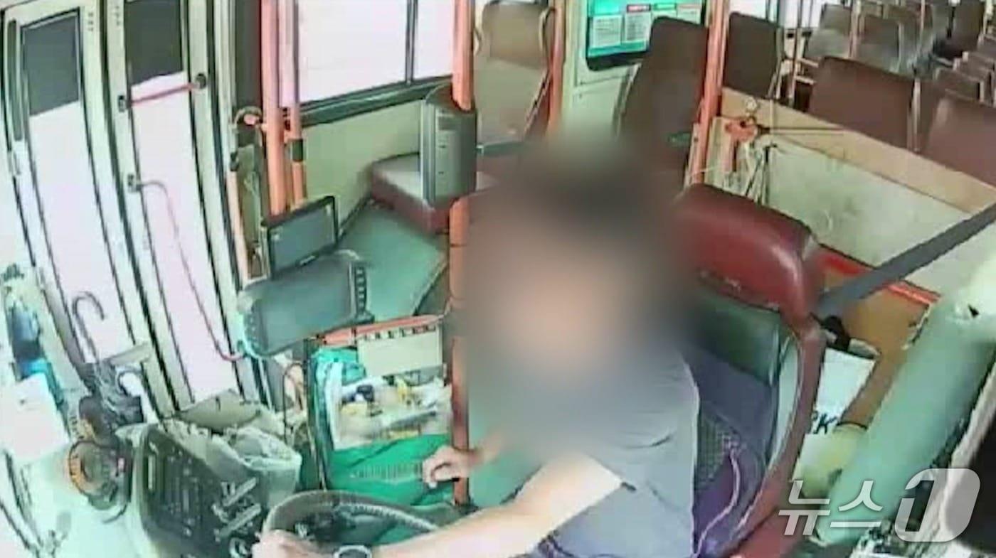 A 씨가 버스 탈취해 운전하는 모습(충북경찰청 제공. 재판매 및 DB금지)/뉴스1