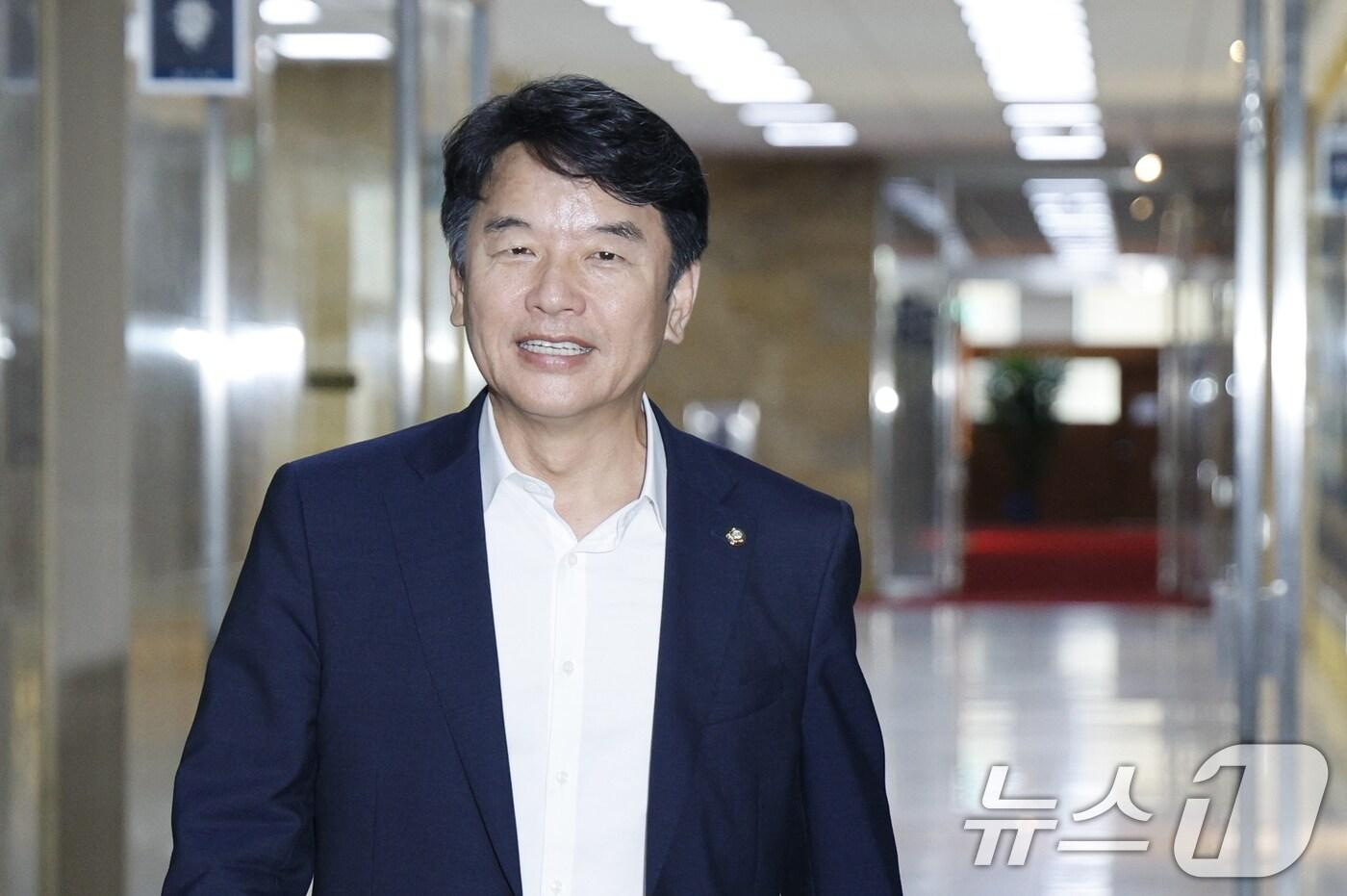 문진석 더불어민주당 원내수석부대표가 19일 오후 서울 여의도 국회에서 유상범 국민의힘 원내수석부대표와 원 구성 협상 등 관련 회동을 위해 운영위 소회의실로 향하고 있다. 2025.6.19/뉴스1 ⓒ News1 안은나 기자