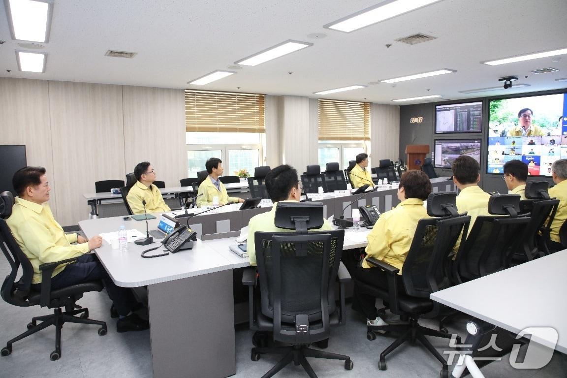 본문 이미지 - 최대호 안양시장이 19일 오전 열린 경기도 주관 ‘여름철 재난 대비태세 점검 영상회의’에서 신안산선 지하터널 붕괴 사고 피해 지원을 건의했다.(안양시 제공. 재판매 및 DB금지)/뉴스1