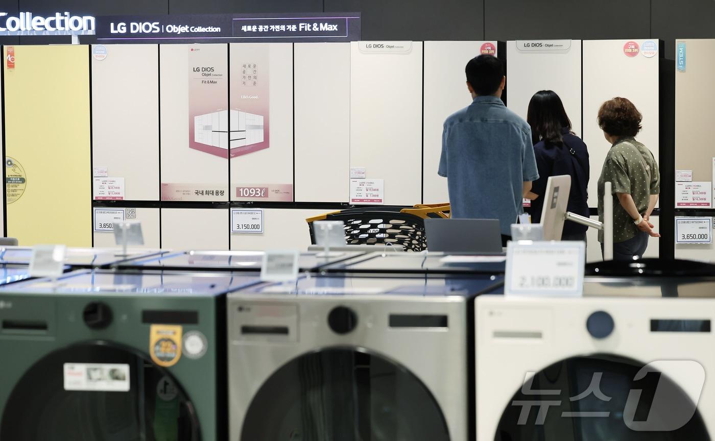 본문 이미지 - 서울의 한 마트 가전매장을 찾은 시민들이 냉장고를 살펴보고 있다. ⓒ 뉴스1 장수영 기자