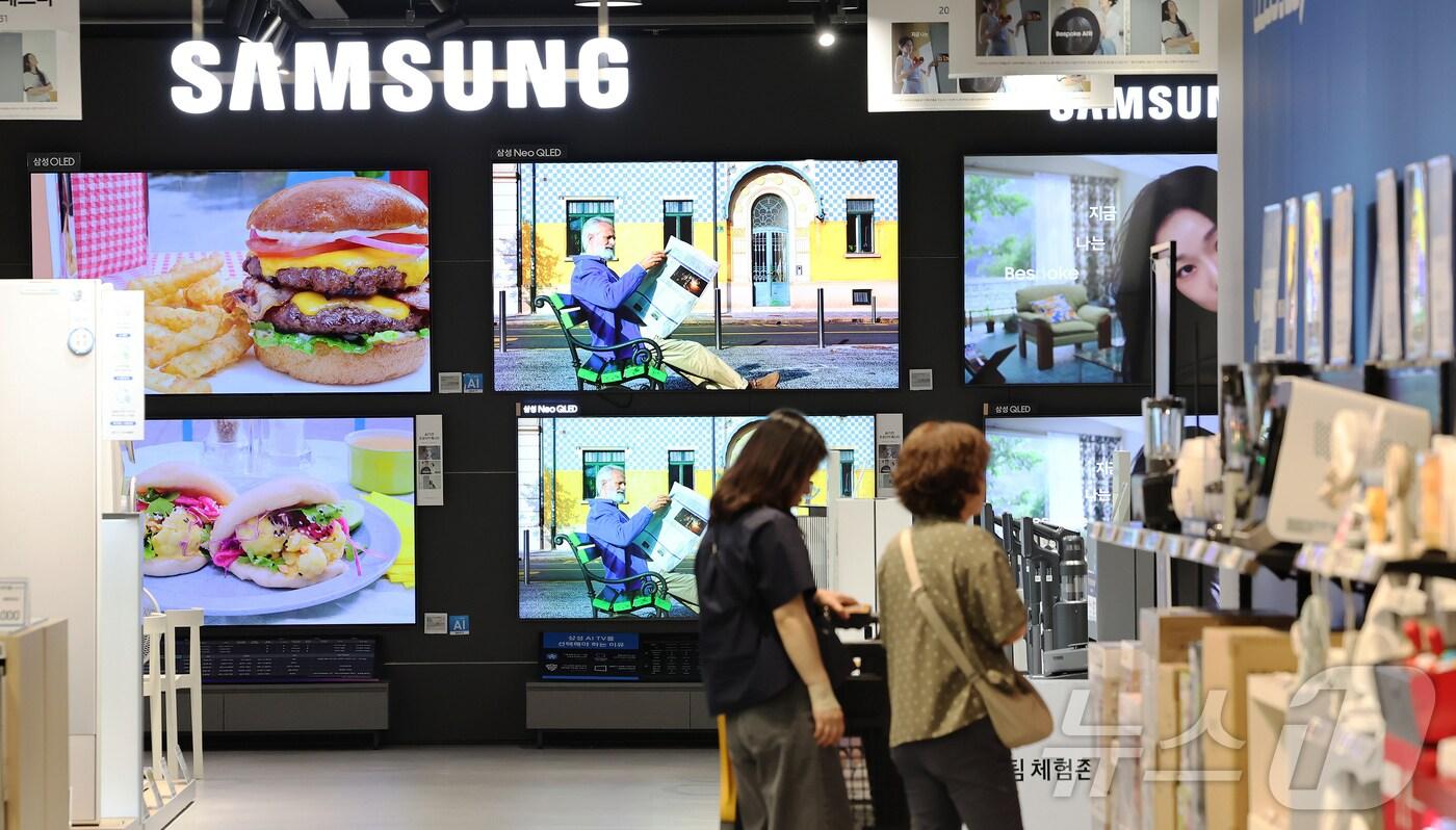 서울의 한 마트 가전매장에 제품이 진열돼 있다. 정부의 추경안에 따르면 고효율 가전제품 구매가의 10%, 총 30만 원 한도로 환급하는 프로그램이 신설됐다. 대상 가전은 에너지 효율 1등급 제품으로 냉장고, 김치냉장고, 에어컨, 세탁기, 전기밥솥, 진공청소기, 공기청정기, TV, 제습기, 의류건조기, 식기세척기 등 11개 품목이다. 2025.6.19/뉴스1 ⓒ News1 장수영 기자