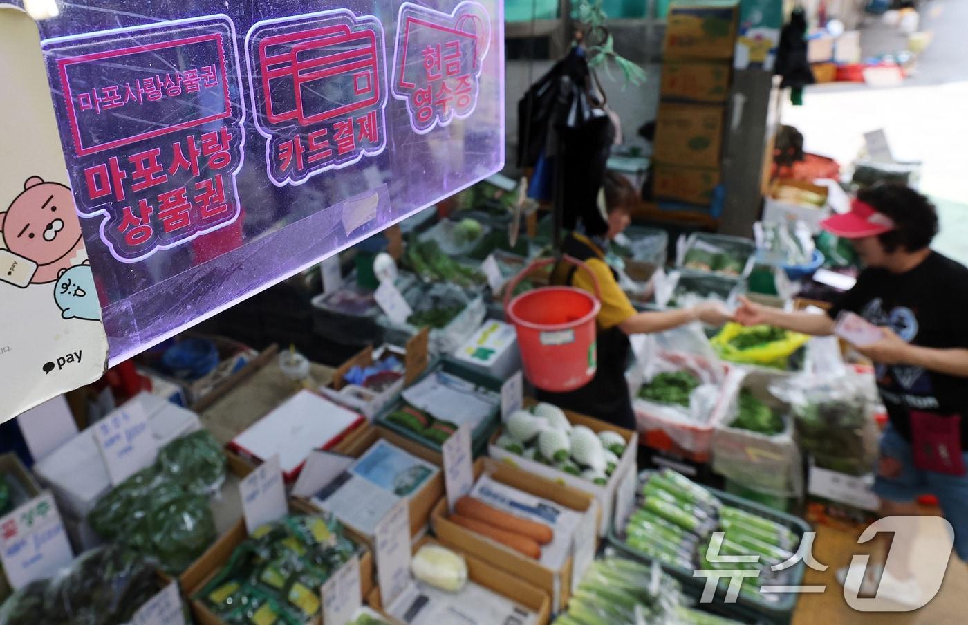 정부가 소비 진작 등 내수 활성화를 위해 20조 원 규모의 2차 추가경정예산안을 국무회의에서 의결한 가운데 19일 오후 서울 마포구 월드컵시장의 한 상점에 지역사랑상품권&#40;지역화폐&#41; 결제 안내문이 붙어 있다.2025.6.19/뉴스1 ⓒ News1 오대일 기자