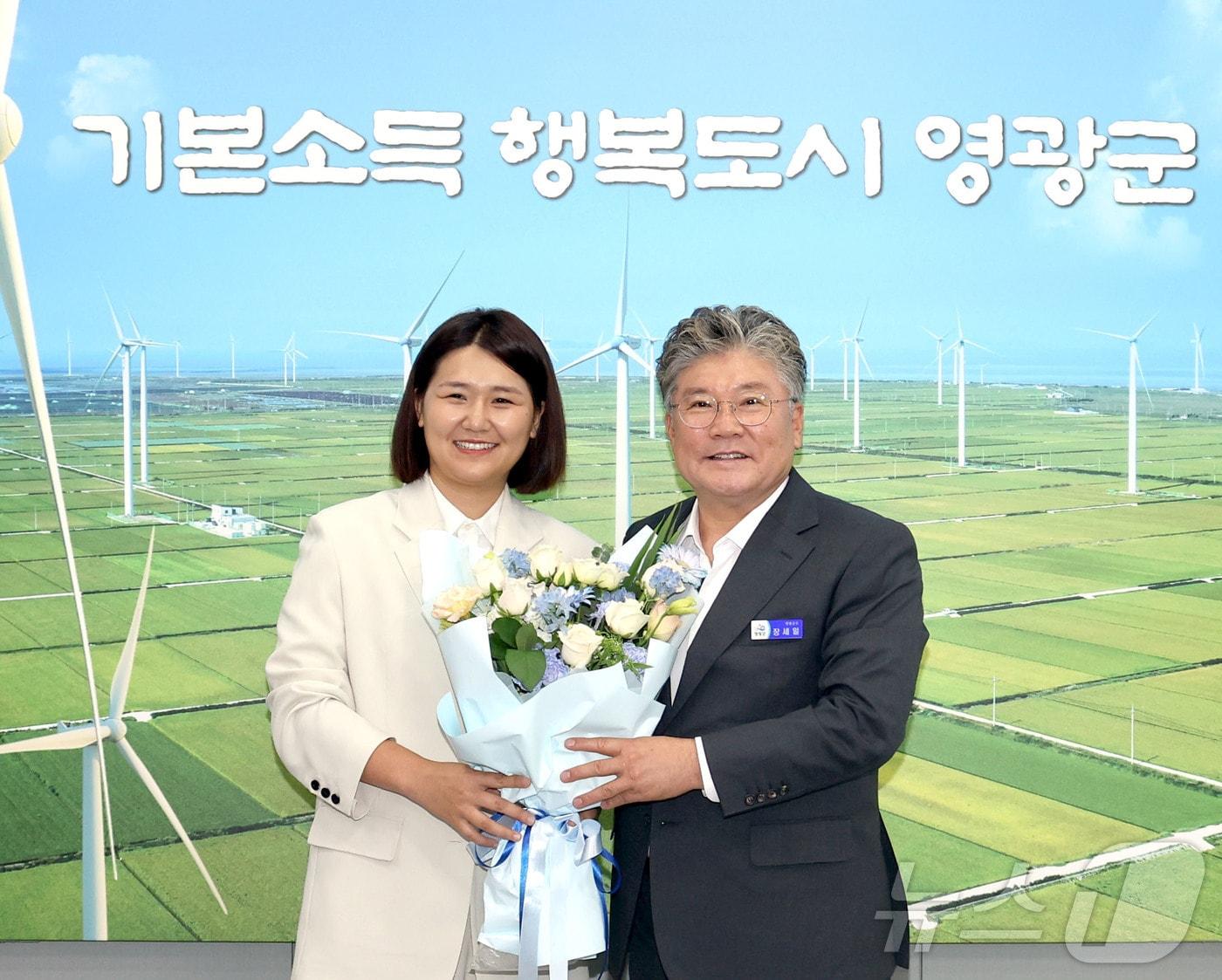 본문 이미지 - 장세일 전남 영광군수가 비례대표직 승계로 국회의원이 돼 방문한 손솔 의원을 축하하며 사진을 찍고 있다.(영광군 제공. 재배포 및 DB 금지)