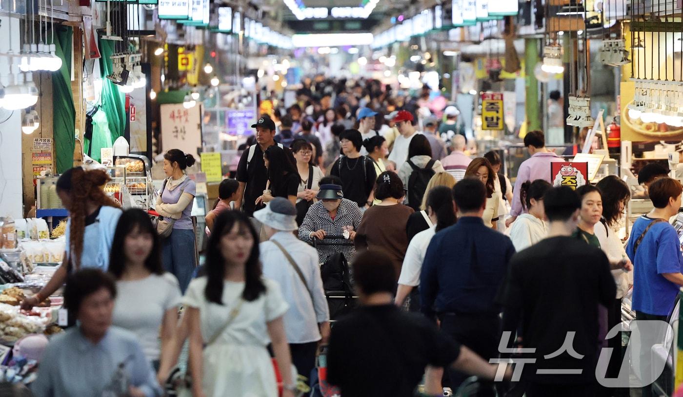 서울 마포구 망원시장이 장을 보는 시민들로 붐비고 있다. /뉴스1 ⓒ News1 오대일 기자