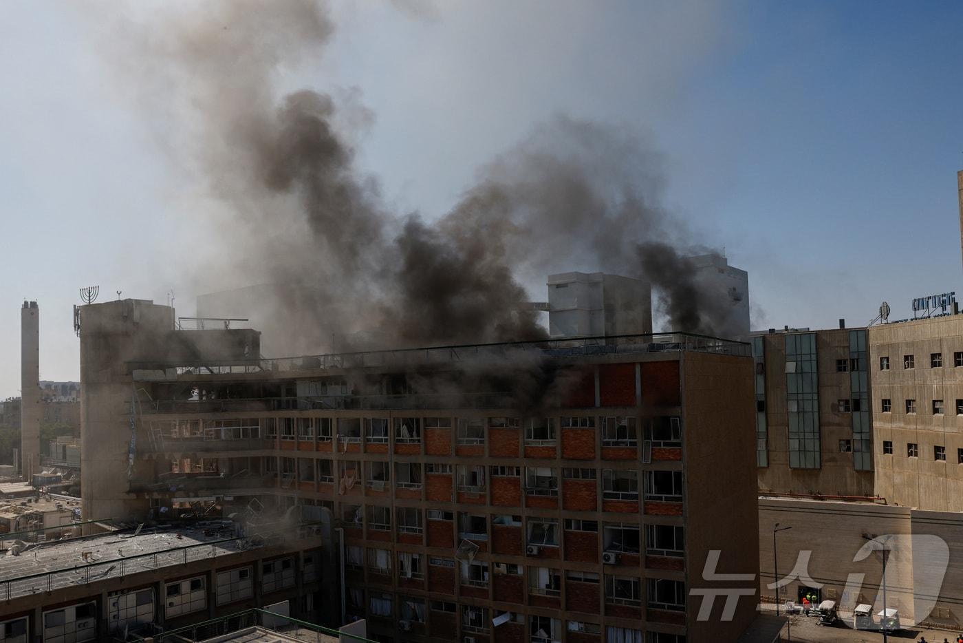 이란의 탄도미사일 공격을 받은 이스라엘 남부 베르셰바의 소로카 병원에서 연기가 피어오르고 있다. 2025.6.19 ⓒ 로이터=뉴스1 ⓒ News1 강민경 기자