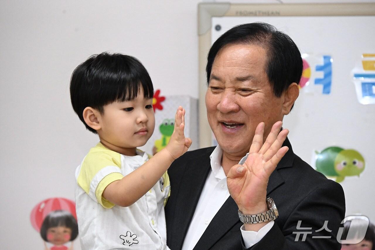 본문 이미지 - 강원 평창군이 19일 아이의 출생부터 대학 졸업까지 지원하는 &#39;다 키워드림, 1억 5천 평창플랜&#39;을 전면 시행한다고 밝힌 가운데, 심재국 평창군수가 어린이와 기념 사진을 촬영하는 모습. &#40;평창군 제공. 재판매 및 DB금지&#41; 2025.6.19/뉴스1