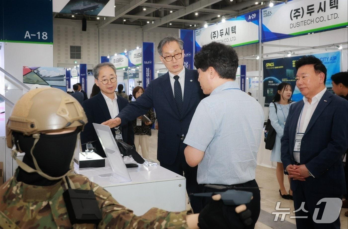 유득원 행정부시장이 제4회 국방 3D프린팅 경진대회  설명을 듣고 있다. &#40;대전시 제공. 재판매 및 DB 금지&#41;/뉴스1
