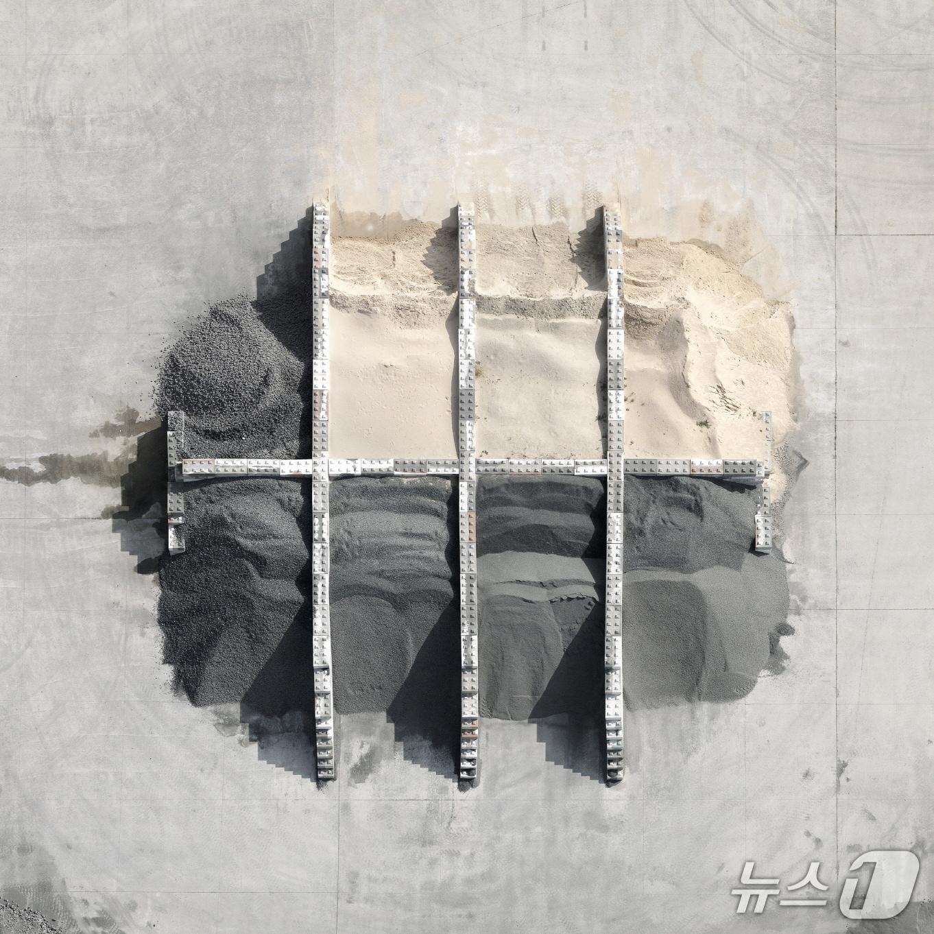 본문 이미지 - 제23회 동각국제사진전의 국제공모전에 참여한 제레미 르누아 프랑스 작가의 융합을 주제로 한 &#39;Merges&#39; 시리즈 작품. &#40;영월군 제공. 재판매 및 DB금지&#41; 2025.6.19/뉴스1