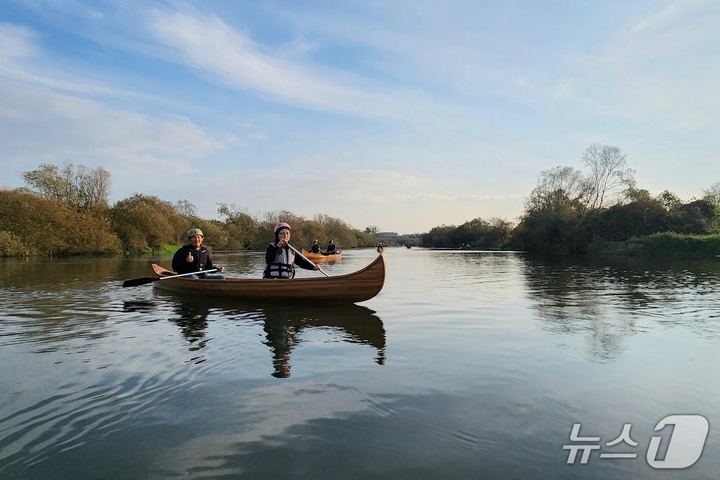  충주 장자늪 카누 체험.(충주시 제공. 재판매 및 DB금지)/뉴스1