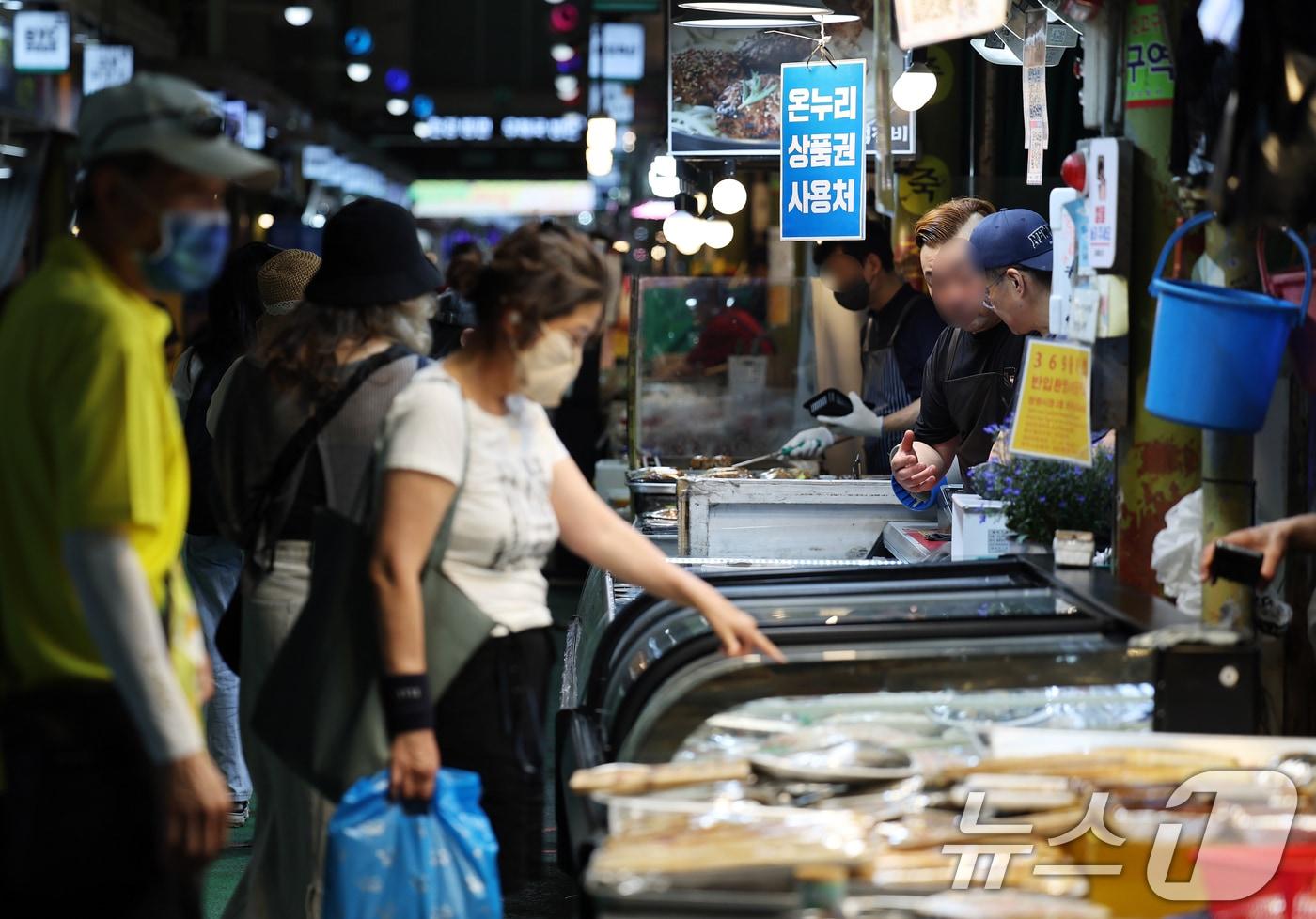 서울 마포구 망원시장에서 시민들이 장을 보고 있다. 2025.6.19/뉴스1 ⓒ News1 오대일 기자