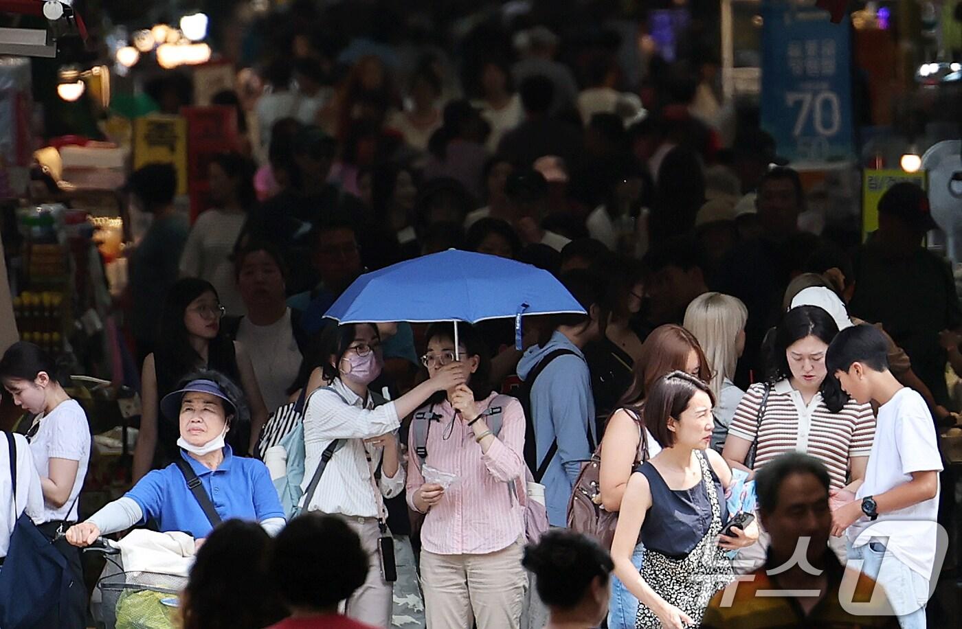 정부가 소비 진작 등 내수 활성화를 위해 20조 원 규모의 2차 추가경정예산안을 국무회의에서 의결한 가운데 19일 오후 서울 마포구 망원시장에서 시민들이 장을 보고 있다. 새 정부 출범 후 마련된 첫 추가경정예산안에는 전 국민에게 15만~50만원을 지급하는 민생회복지원금, 1억 원 이하 빚을 갚지 못하고 있는 저소득 자영업자에 대한 최대 90% 채무 탕감 방안 등이 담겼다. 2025.6.19/뉴스1 ⓒ News1 오대일 기자