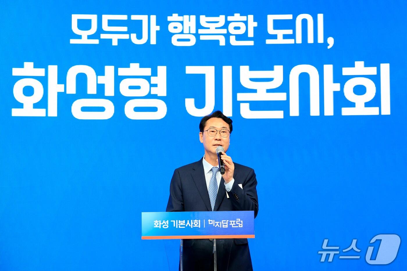  정명근 화성시장이 ‘화성기본사회 미지답 포럼’에서 AI 시대에 지방정부가 나아가야 할 정책 방향에 대해 발표하고 있다.(화성시 제공)