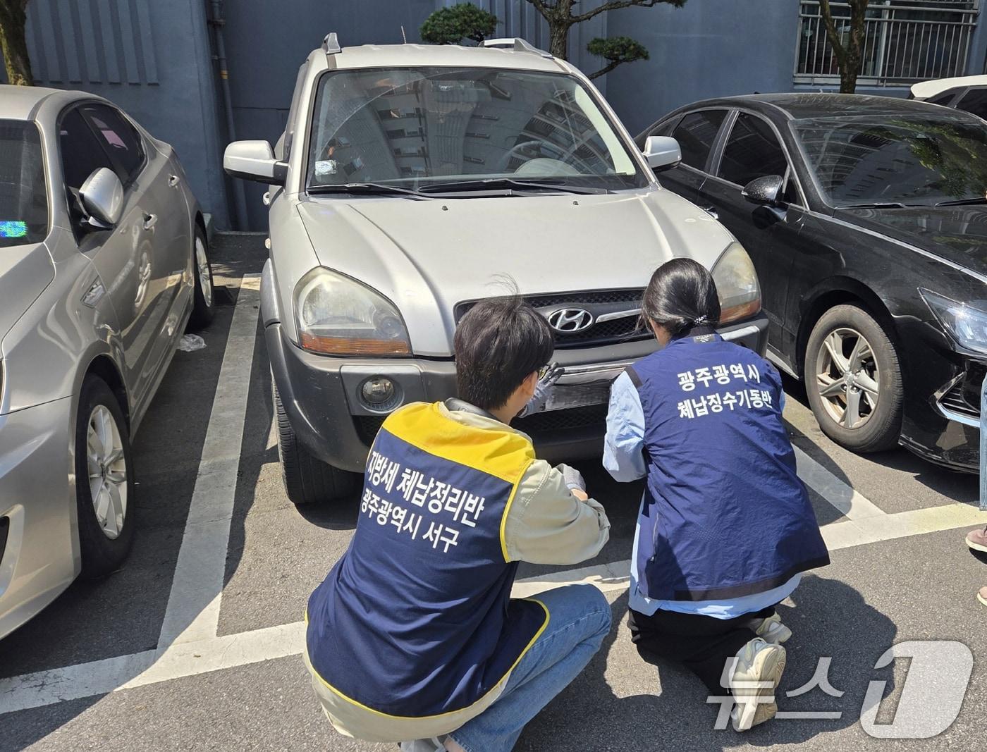 본문 이미지 - 광주시 체납징수기동반이 체납차량 번호판을 영치하고 있다.&#40;광주시 제공. 재판매 및 DB 금지&#41; 