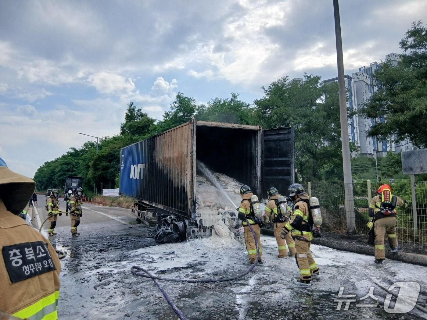 본문 이미지 - 오창 졸음쉼터 화재 현장(청주동부소방서 제공. 재판매 및 DB금지)/뉴스1