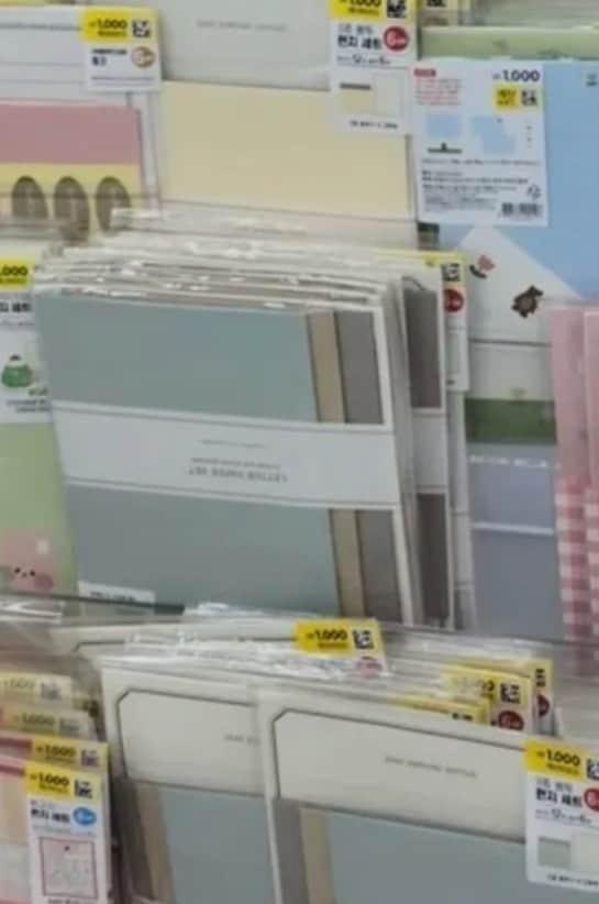 본문 이미지 - 장애인 근로자들이 포장하는 다이소의 편지지 세트. (온라인 커뮤니티 갈무리) /뉴스1