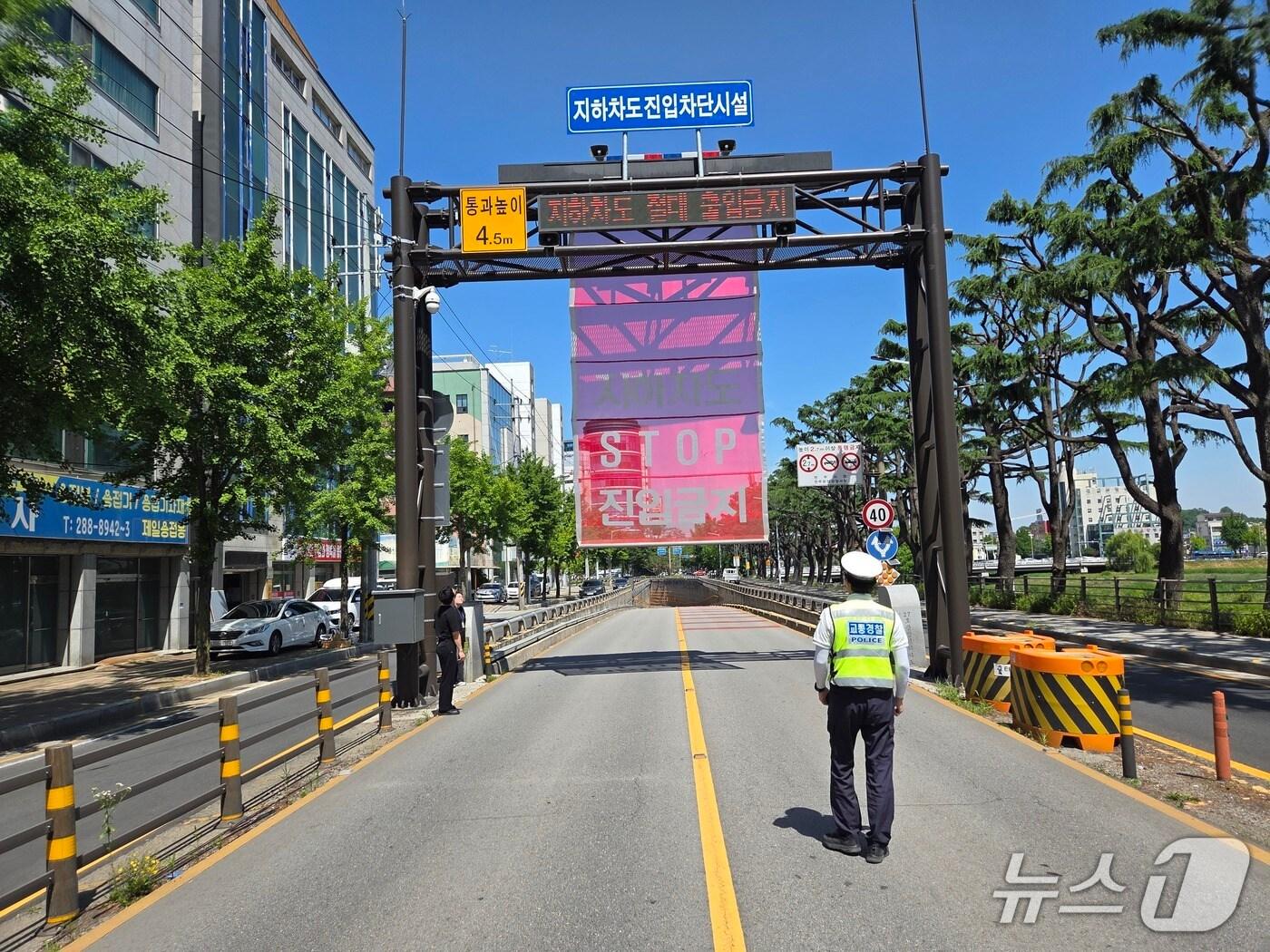 본문 이미지 - 전북경찰청이 여름철 집중호우에 대비해 교통 통제 훈련을 하고 있다.(전북경찰청 제공. 재판매 및 DB금지)