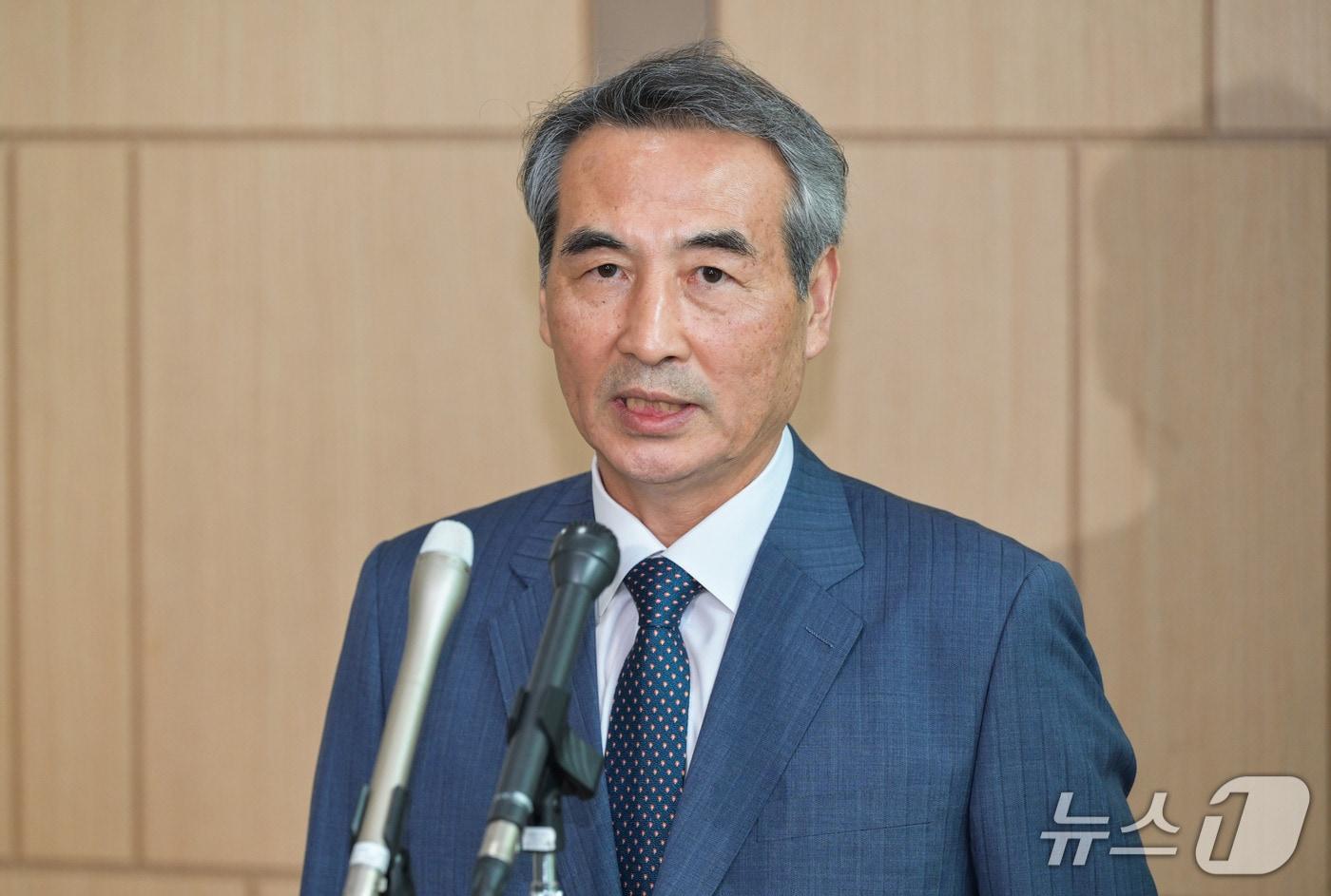 윤석열 전 대통령 부인 김건희 여사 관련 의혹을 수사할 민중기 특별검사팀&#40;김건희 특검팀&#41;이 19일 경기남부경찰청을 방문해 김준영 청장 등 경찰 관계자와 면담한 후 취재진을 만나 발언하고 있다. 2025.6.19/뉴스1 ⓒ News1 김기현기자