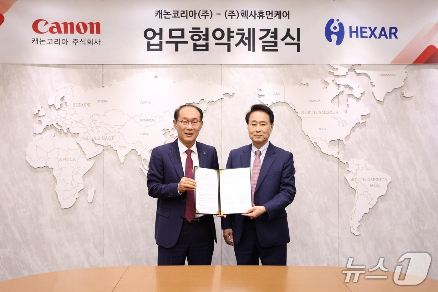 박정우 캐논코리아 대표이사와 한창수 헥사휴먼케어 대표이사가 기념사진을 찍고 있다.&#40;캐논코리아 제공&#41;