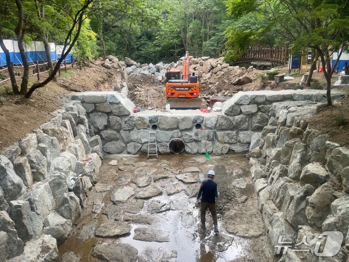 본문 이미지 - 경기 수원시 장안구 상광교동 사방댐에서 사방사업 공사가 진행되는 모습. (수원시 제공. 재판매 및 DB 금지) 2025.6.19/뉴스1